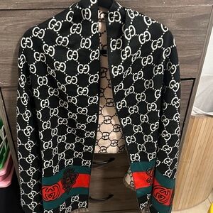 🤩 NWT Gucci Black and Tan reversible Red and Green Logo Scarf